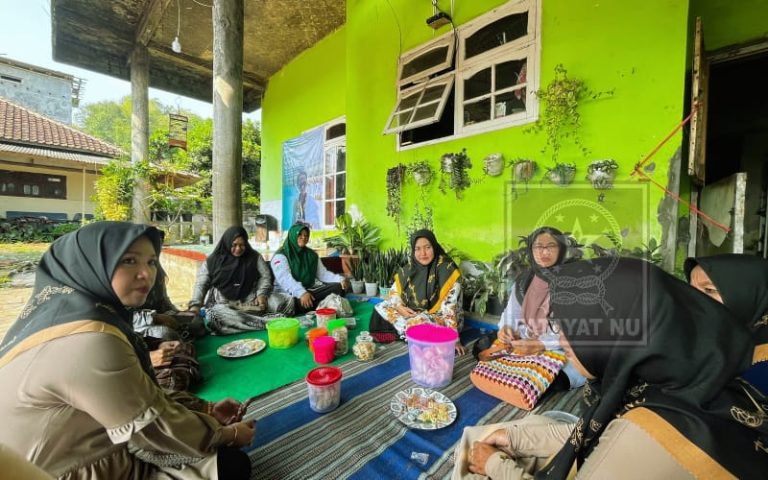 Bangkitkan Semangat Berkhidmat, PAC Fatayat Kalisat Gelar Kegiatan Ziarah, Umroh, dan Takziah