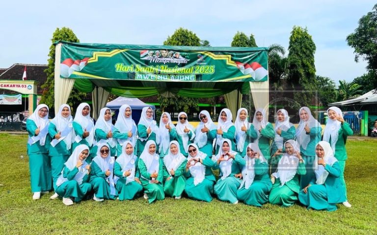 Paduan Suara PAC Fatayat NU Ajung Tampil Memukau di Apel dan Kirab Hari Santri Nasional 2025