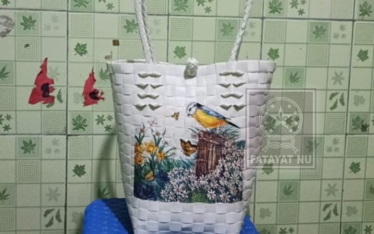 Kerajinan Tangan Unik Ibu Muda Fatayat NU Ajung Jadi Sorotan: Dari Hobi Lokal Menuju Sumber Ekonomi Baru