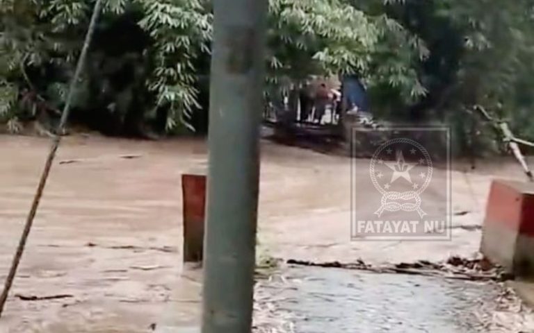 Jembatan Ambruk Diterjang Banjir, Akses Warga Terputus