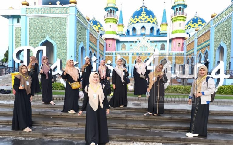 Bahagia Rihlah Mengharap Berkah: PAC Fatayat NU Kalisat Ziarah Wali 5