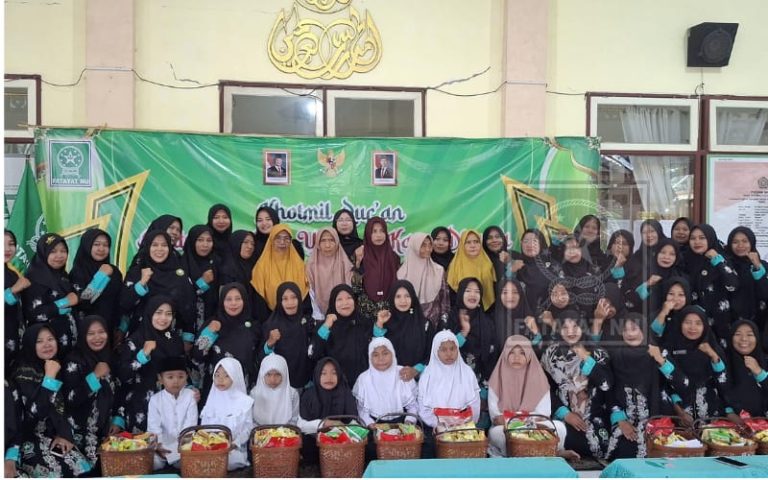 Hotmil Qur’an dan Tebar Cinta, PAC Fatayat NU Ambulu Santuni 10 Yatim dan 8 Dhuafa