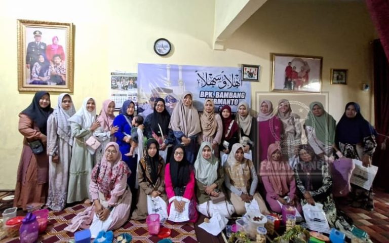 Memohon Berkah Tamu Allah, Fatayat NU Mumbulsari Gelar Ziarah Umroh