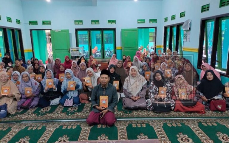  Lawan Guyuran Hujan, Guru TK Muslimat Wuluhan Tetap Istiqamah Mengaji Kitab Mar’atus Sholihah