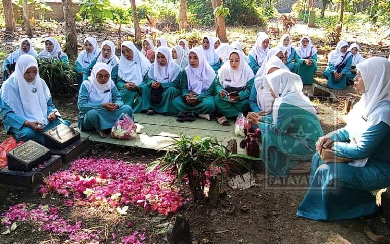 Peringati Harlah ke-76, PAC Fatayat NU Wuluhan Gelar Napak Tilas ke Makam Muassis