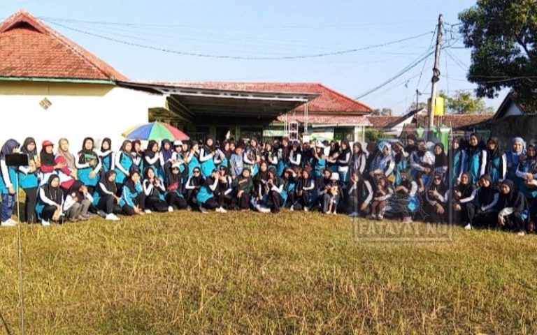 Sinergi dan Semangat Hijau, Ratusan Kader Fatayat NU Wuluhan Gelar Senam Bersama dan Aksi Peduli Lingkungan