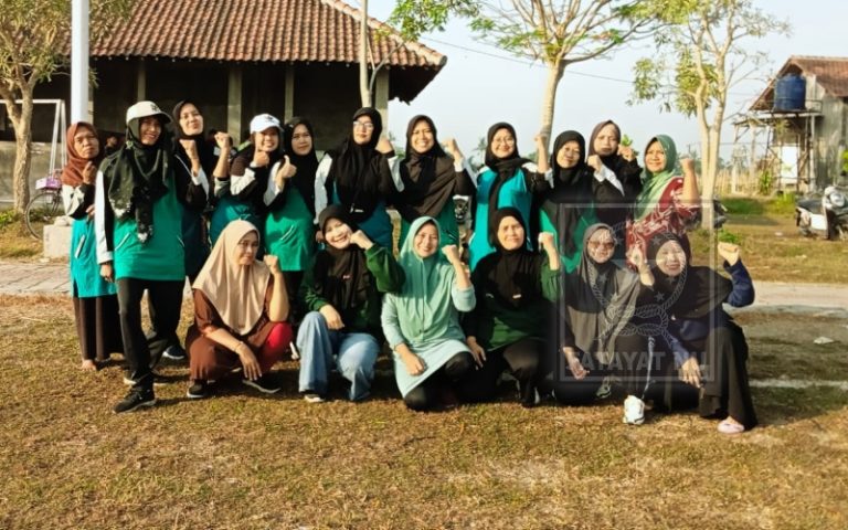 Senam Sehat PR Fatayat NU Sumberjo: Menguatkan Ukhuwah, Menjaga Kebugaran, dan Menebar Semangat Peduli Lingkungan