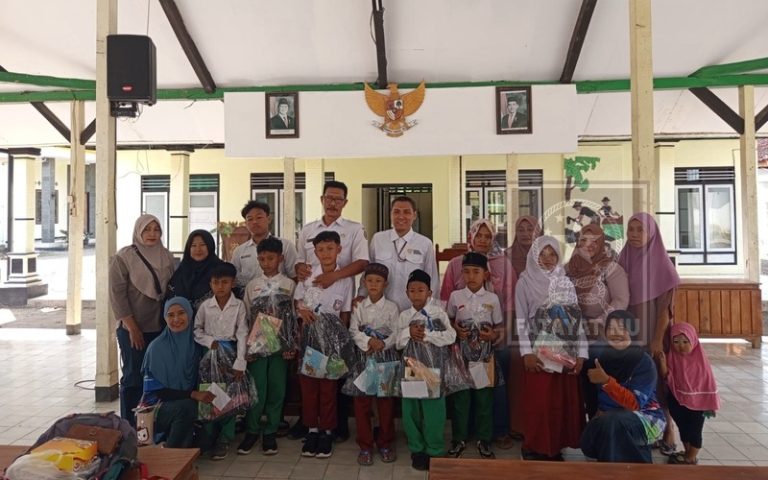 Sinergi Membangun Desa Migran Emas: Penyaluran Bantuan Anak Keluarga PMI Sukses Digelar di Desbumi Glundengan